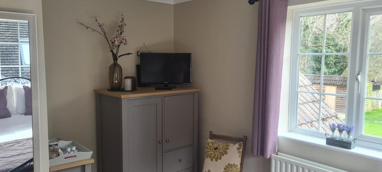 Ha'Penny Acre Bed and Breakfast Sherfield English Buitenkant foto